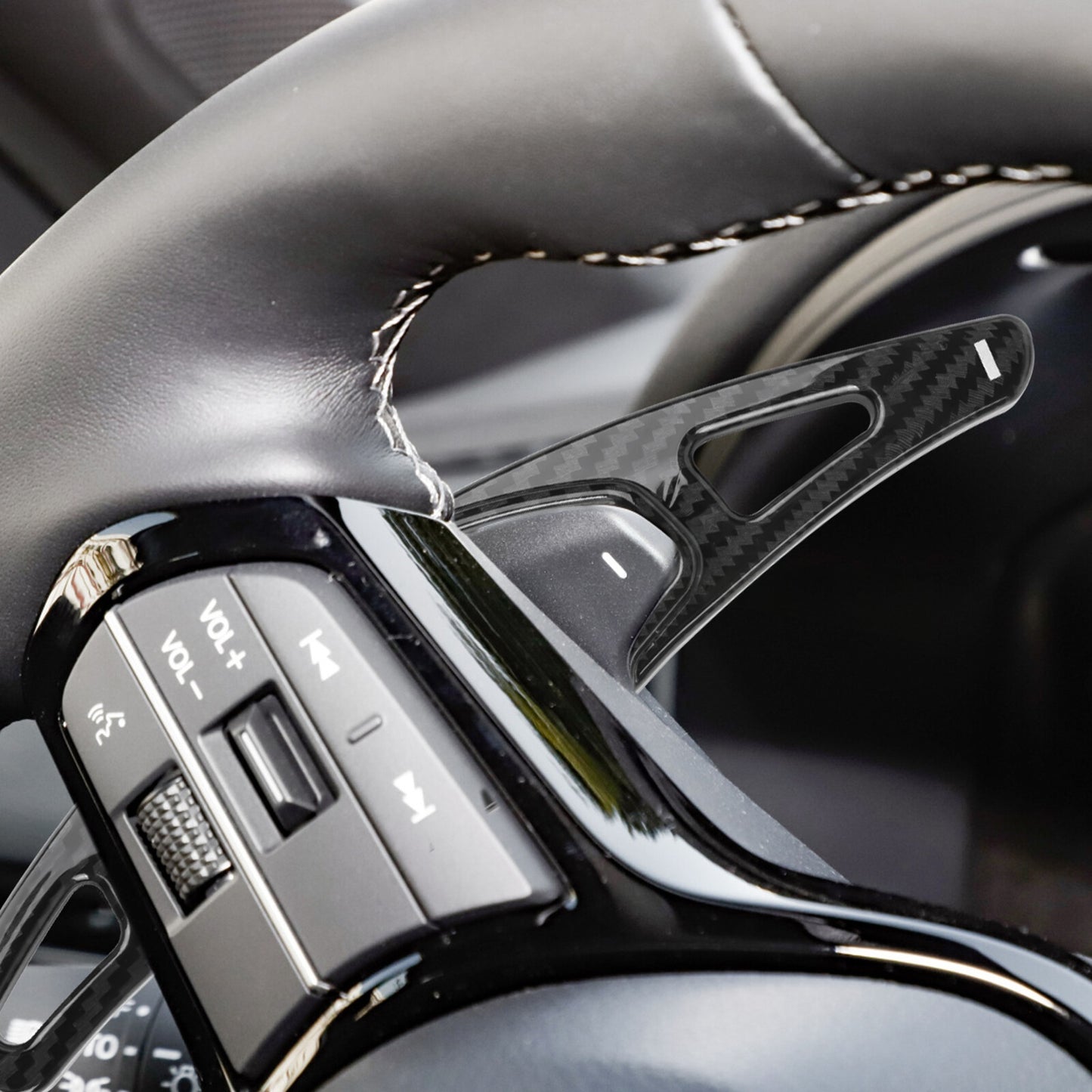 Paddle shifter extensions on steering wheel (8)