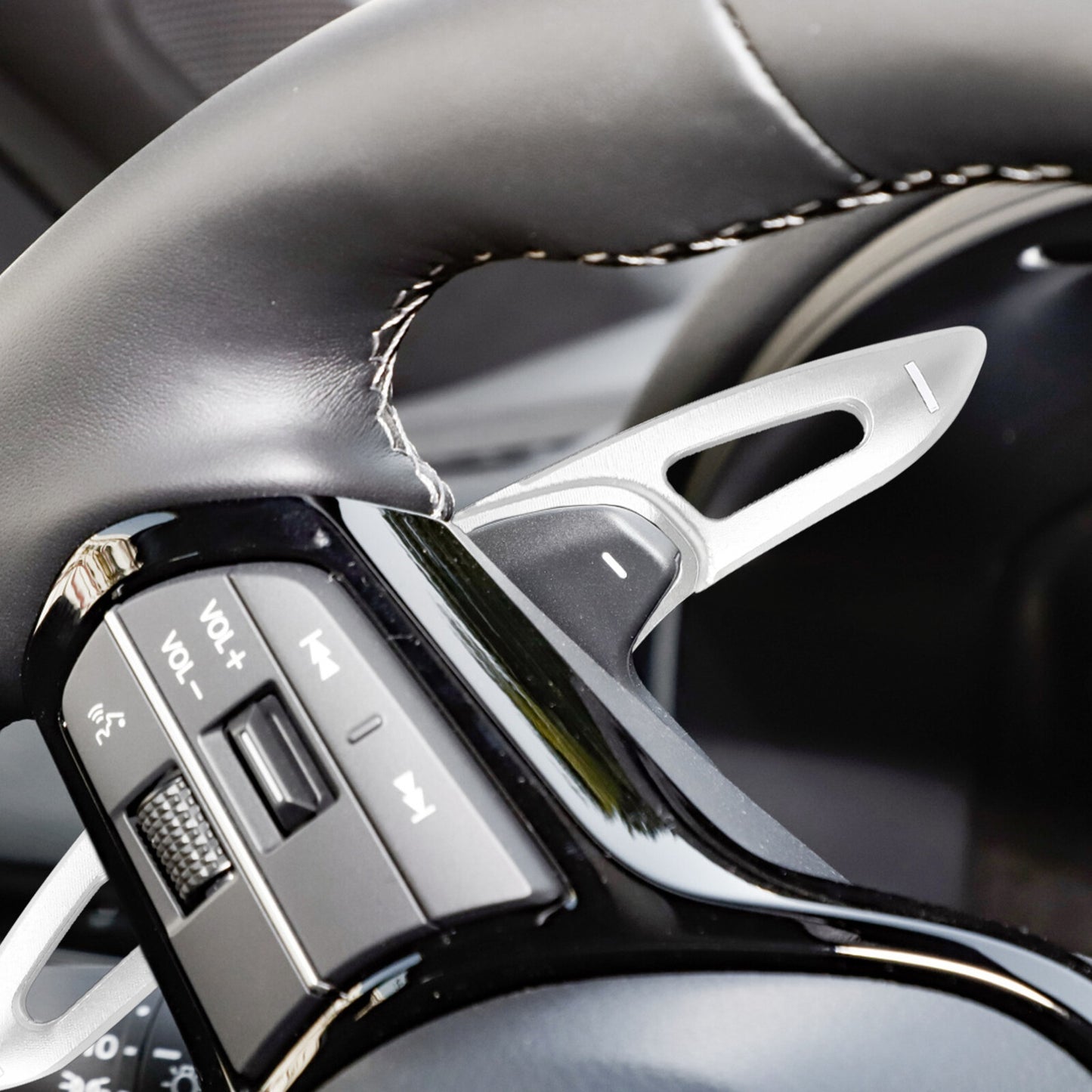 Paddle shifter extensions on steering wheel (7)